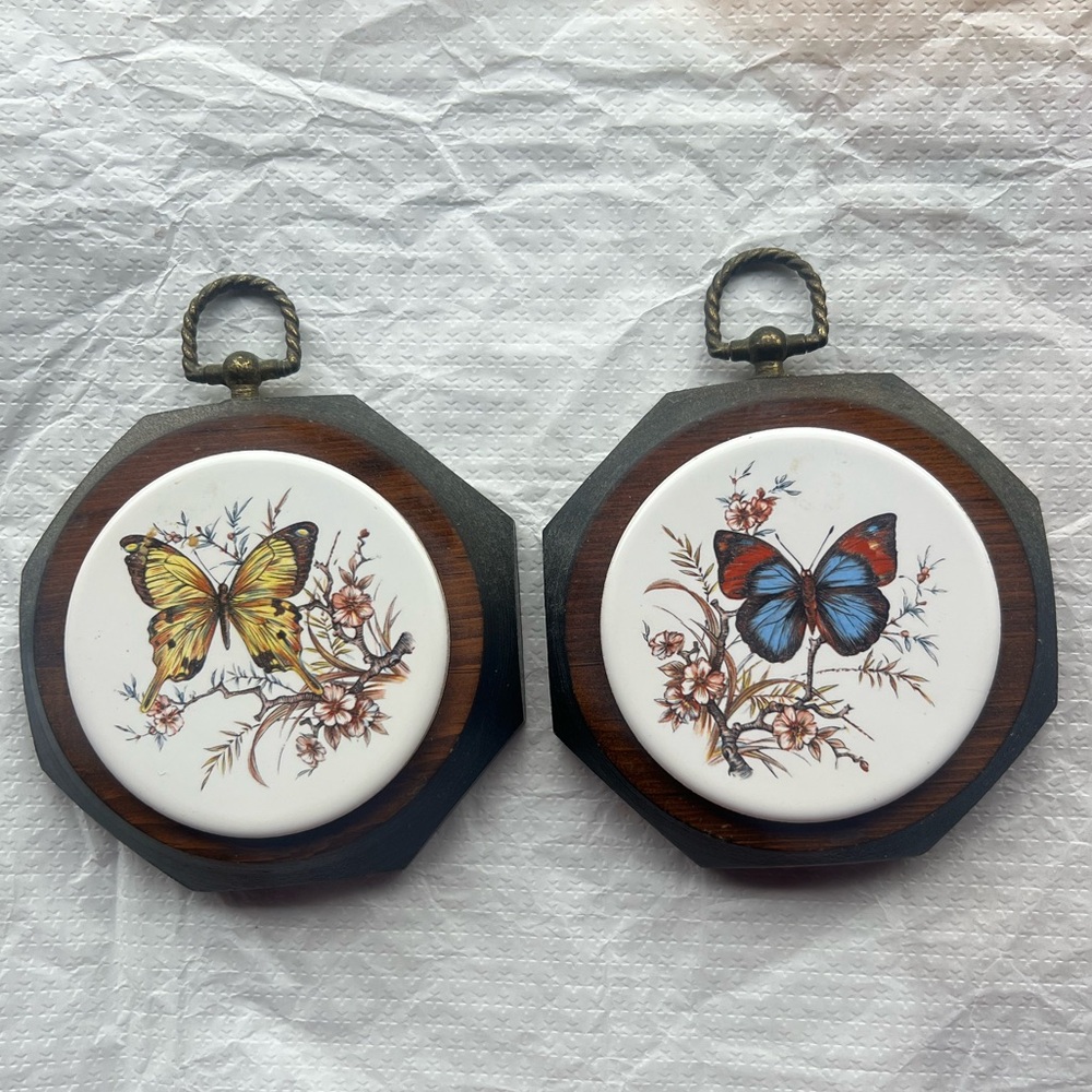 VTG pair of Jerry Schultz Handcrafted Pine Plaque with Butterfly Ceramic Tile